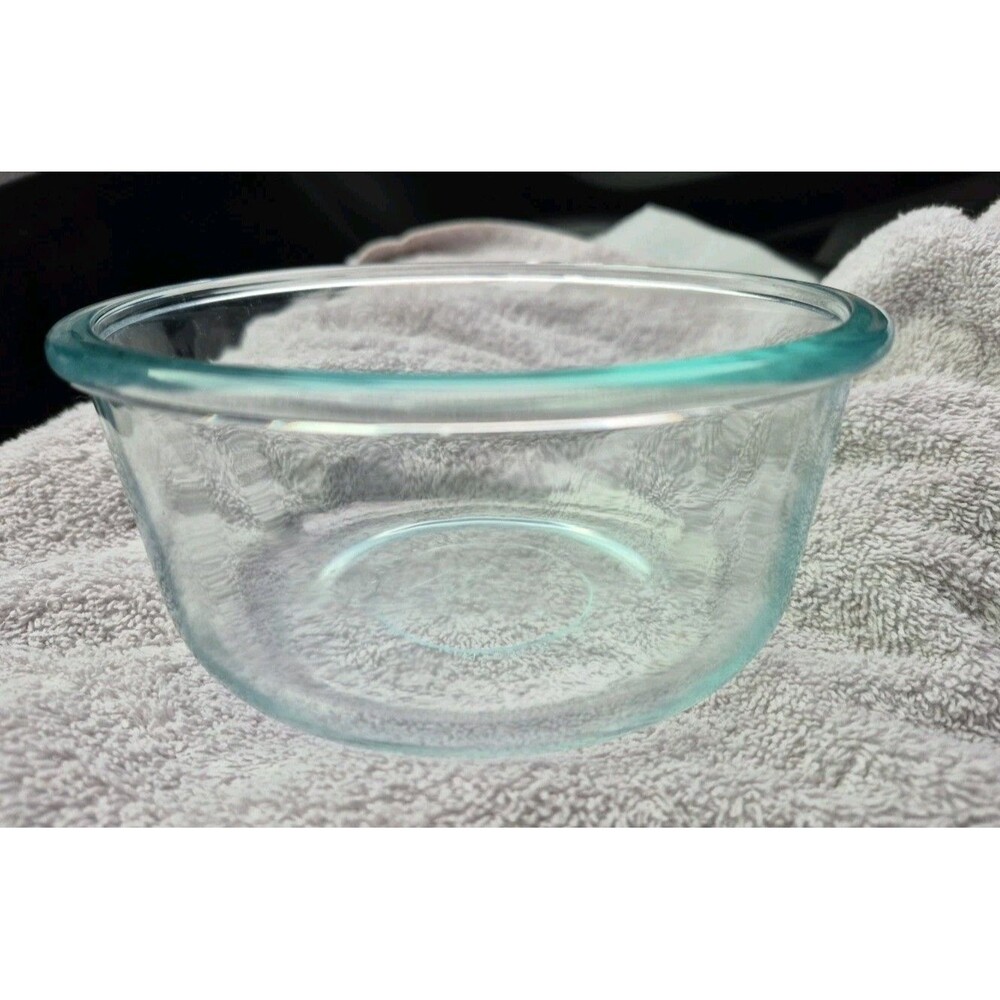 Pyrex 4 Cup Mixing Container Bowl 6 1/2 Inches Across 7201R Made In USA